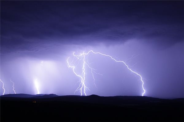 梦见雷劈大地是什么意思